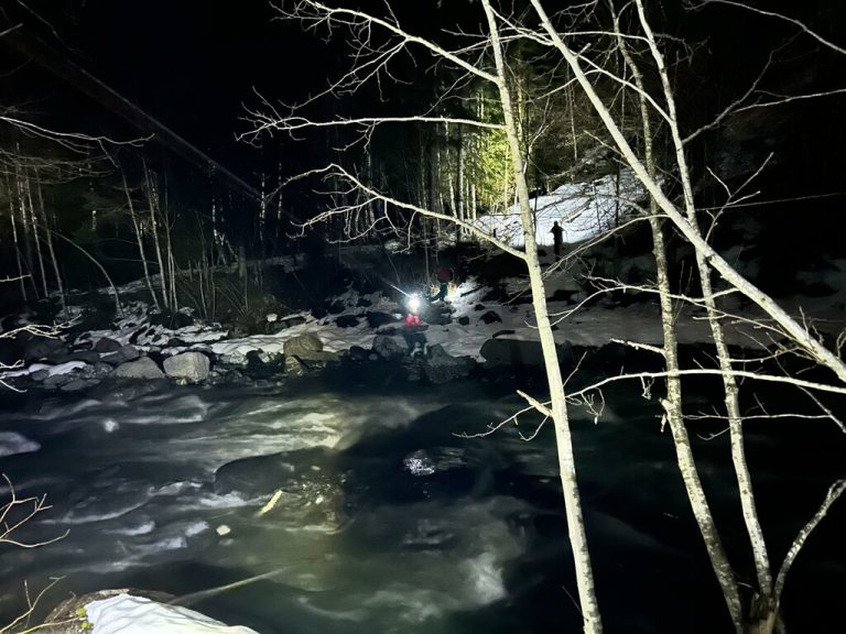 Die Suchaktion bei Schnee und Dunkelheit in steilem Gelände dauerte rund fünf Stunden.⇒bergrettung mellau (4)