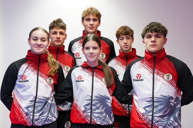 Die Vorarlberger Abordnung für die Nachwuchs-EM in Limassol: Vorne Sara Skrijelj, Noemi Sopic, Pascal Platisa (v.l.). Hinten: Tobias Fleisch, Jakob Kleinekathöfer, Eric Schnetzer (nicht im Bild: Felix Wagner).⇒KARATE VORARLBERG