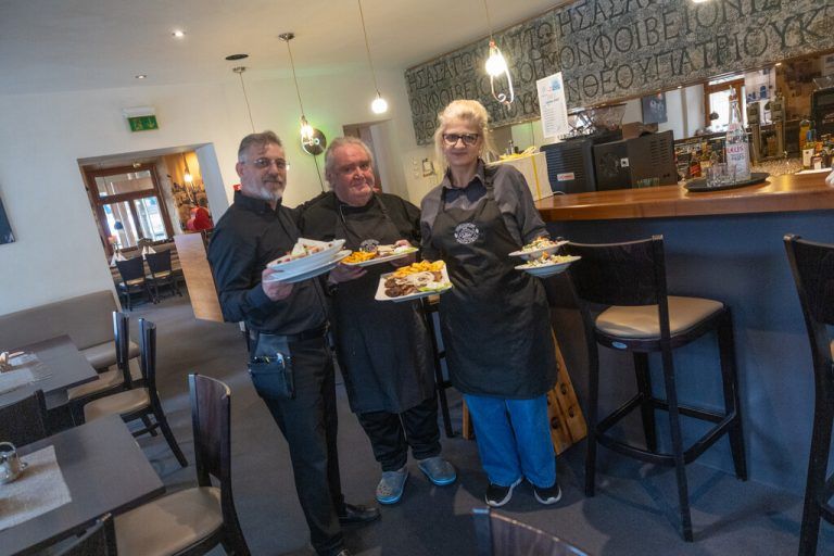 Dimitrios Liontos und sein Team lieben die griechische Küche.Hartinger (7)