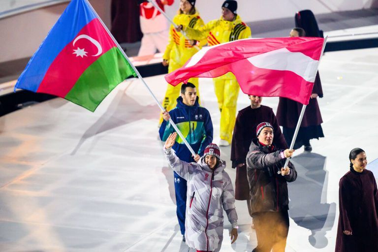 Ein großer Moment in der Karriere von Alessandro Hämmerle: Izzi trägt bei der Schlussfeier die Fahne. ⇒GEPA