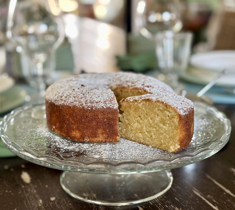 Ein Stück Italien auf dem Kuchenteller. Saftiger Mandel Zitronenkuchen, herrlich locker und mit Staubzucker bestäubt.⇒Ulrike Hagen