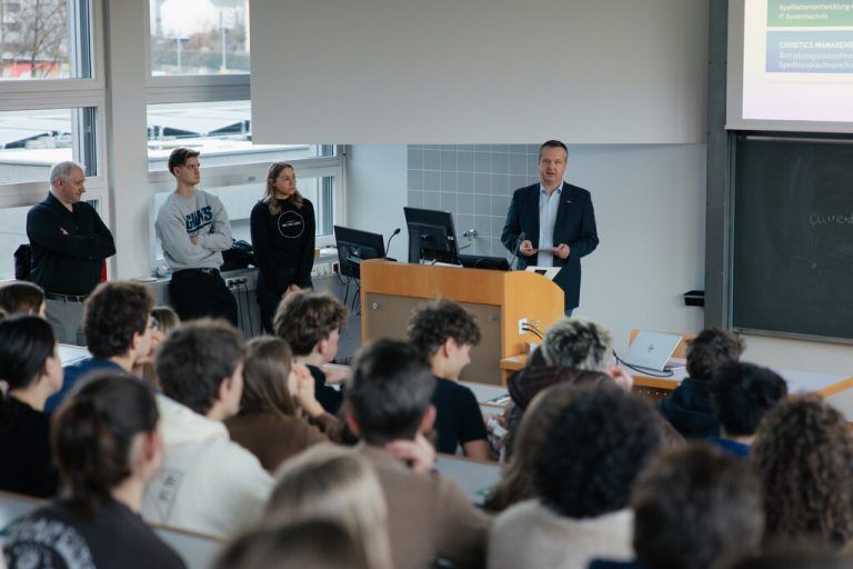 Ein Team der Wirtschaftskammer präsentiert das Model am Gymnasium Schillerstraße.Hartinger