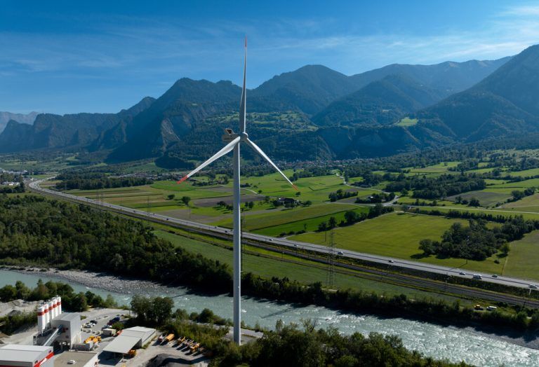 Ein Windrad im Schweizer Teil des Rheintals bei Chur. Auch in Vorarlberg sollen mögliche Standorte geprüft werden. ⇒stiplovsek