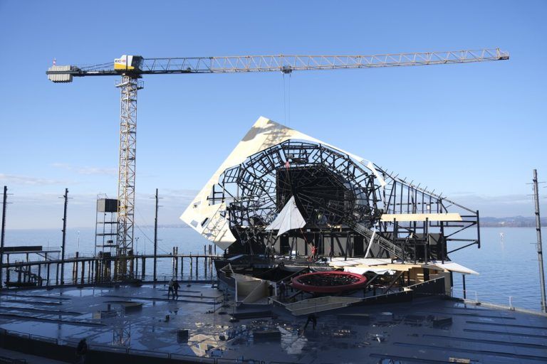 Eine 700 Quadratmeter große Spiegelwand nimmt auf der Seebühne Gestalt an.⇒Festspiele/Becker