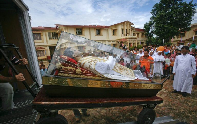 Eine Statue des des Namensgeber des Ordens in Indien: der Heillige Don Bosco.Reuters