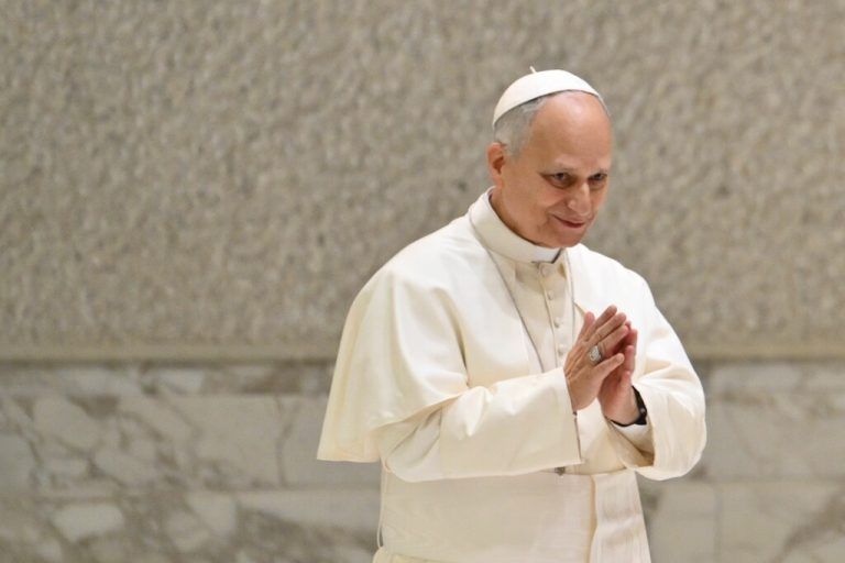 „Es ist noch eine Weile bis dahin, aber ich werde dort sein“, wird der Papst zitiert. ⇒APA/AFP/ALBERTO PIZZOLI