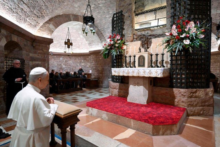 Gebeine des Heiligen Franziskus erstmals gezeigt