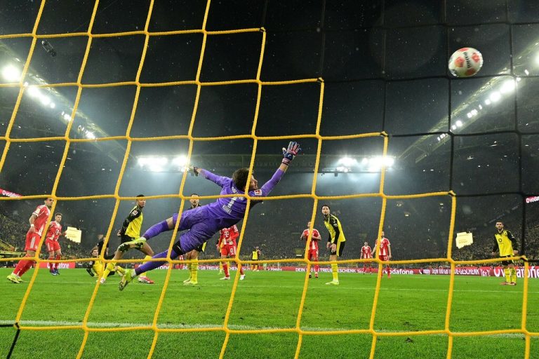 Bayern gewinnt Spektakel in Dortmund 3:2