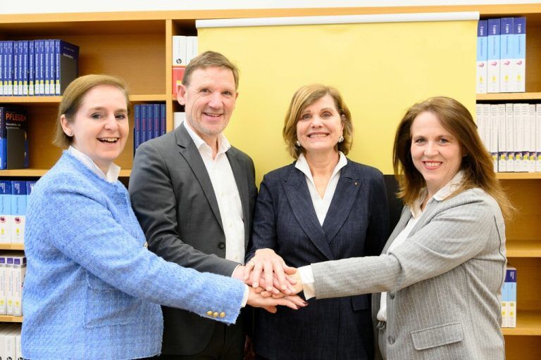 Gemeinsam: FHV-Rektorin Regine Kadgien, Jörg Maria Ortwein (Rektor Stella), Landesrätin Barbara Schöbi-Fink und PHV-Rektorin Elisabeth Haas.⇒fhv/Rhomberg