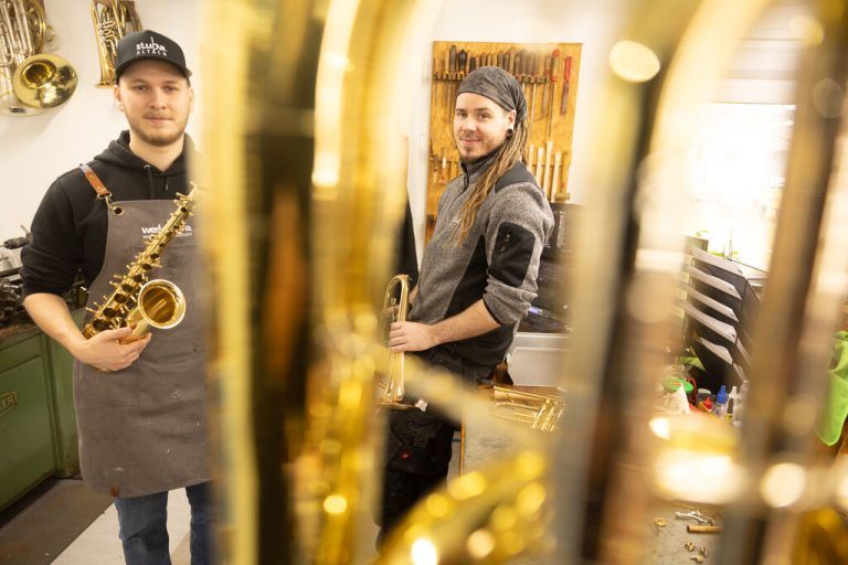 Georg Stadler (l.) und Tim Jenewein (r.) in ihrer neuen Werkstatt in Altach, wo sie Holz- und Blechblasinstrumente reparieren und bald auch selbst bauen wollen.