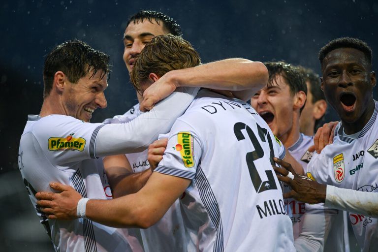 Große Freude bei den Altacher Spielern. Unten: Ognjen Zaric, alle Fünfe, Heimsieg! ⇒APA (2), GEPA/Lerch