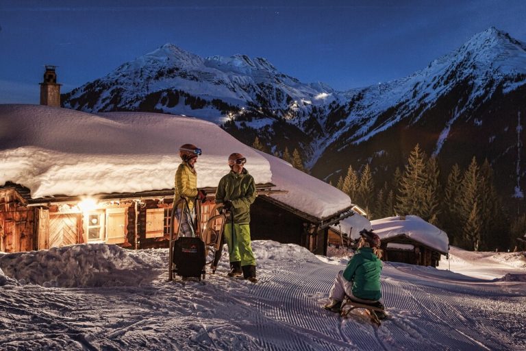 Jeden Dienstag, Donnerstag und Samstag geht es bei Flutlicht vom Maisäßdorf Garfrescha nach St. Gallenkirch ins Tal. Die Auffahrt erfolgt ab 18 Uhr mit der Garfrescha Bahn. Letzte Berg- und Talfahrt ist um 20.30 Uhr.