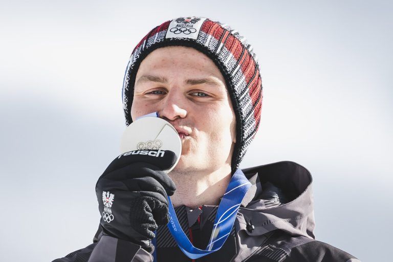 Johannes Lamparter am Dienstag, den 17. Februar, während der Medaillenzeremonie für die Nordische Kombination Großschanze der Männer im Rahmen der Olympischen Winterspiele in Tesero.⇒Apa