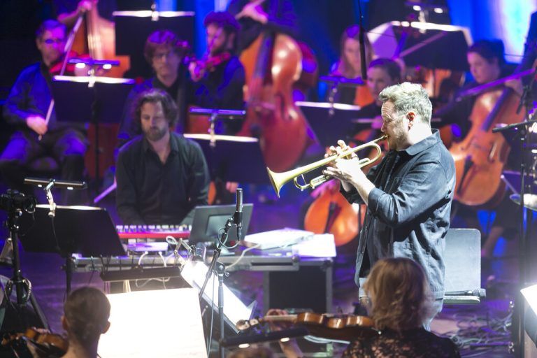Keyboarder Omerzell (l.) und Trompeter Eberle bei der Gemeinschaftsproduktion des SOV und dem JOV. ⇒mathis