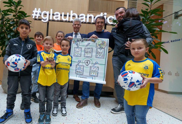 Knapp 500 Kinder haben sich für das Kinderturnier in Bludenz am Osterwochenende angemeldet – zur Freude von Thomas Schreiber von der Sparkasse Bludenz, Didi Berchtold vom VFV und Rene Kurzemann von der Rätia. ⇒Dietmar Stiplovsek