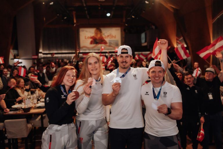 Lara Kipp, Selina Egle, Thomas Steu und Wolfgang Kindl (v.l.) - es fehlen Lisa Schulte und Jonas Müller - mit ihren Silbermedaillen.⇒APA
