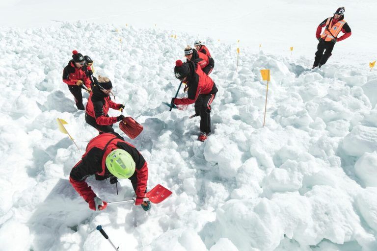 Lawinenabgänge bergen Gefahr für Opfer und Retter. ⇒Bergrettung Vorarlberg/Christoph Schöch