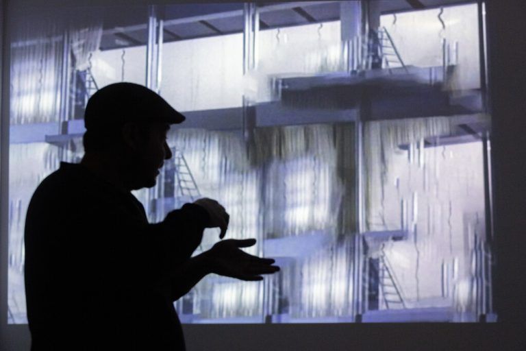 Leissing zeigt sein 126 Minuten langes Video „Inhaltsbasiert gefüllt (Playtime)“.⇒Hartinger