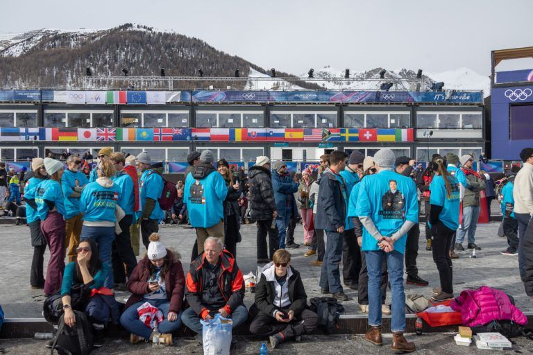 Links: Das langatmige Warten auf den Beginn des Rennens.Rechts: Als sich der Hunger rührt, bleibt nur übrig, sein Glück zu versuchen. Der Hotdog schmeckt genau so, wie er aussieht: Mehr als bescheiden.Klaus Hartinger (5)