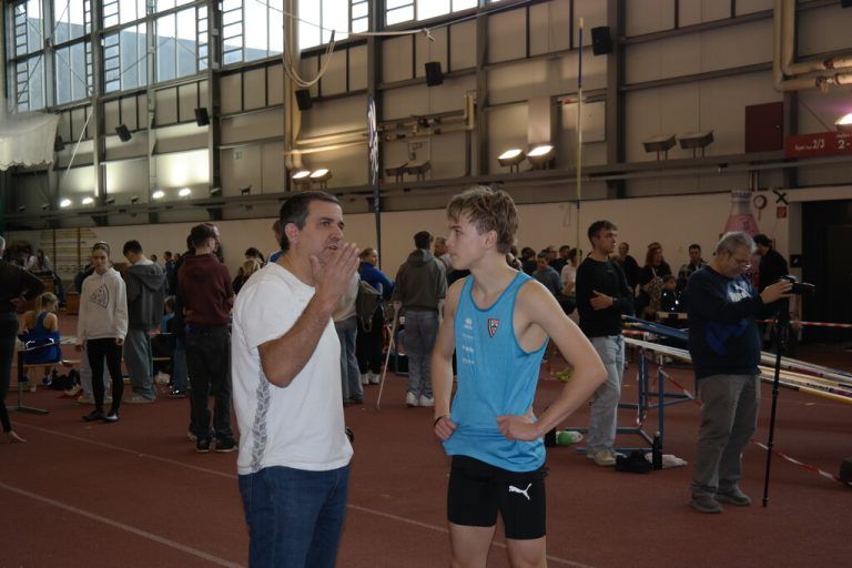 Links: Trainerin Claudia Lüthi-Behmann sowie unten mit ihren Schützlingen Theresia Emma Mohr und Zsombor Klucsik. Großes Bild: Klucsik mit Sven Benning. ⇒Jochen Dedeleit (3)