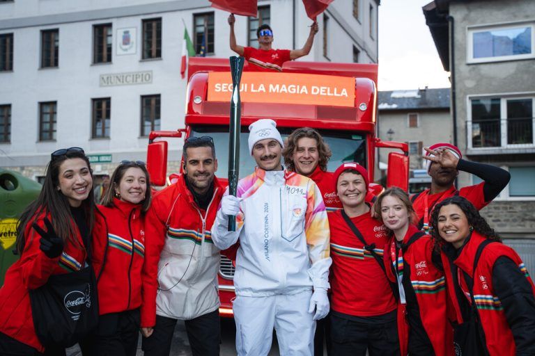 Mitte: Patrick Feurstein mit der olympischen Fackel.⇒warehouse media