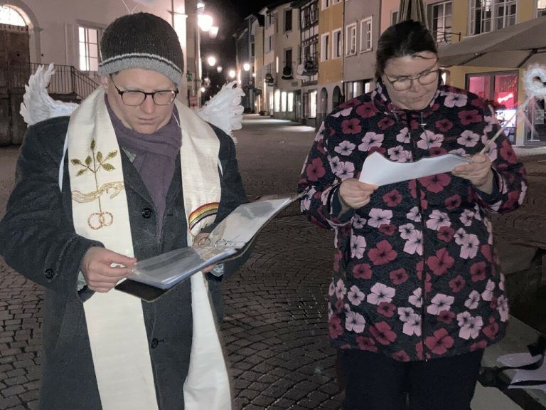 Pfarrer Fabian Jochum las aus der Bibel. ⇒jaenecke (4)