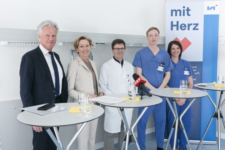 Primar Philipp Werner sowie Thomas Huber und Corinna Reheis von der Pflege-Stationsleitung.⇒KHBG/Mathis