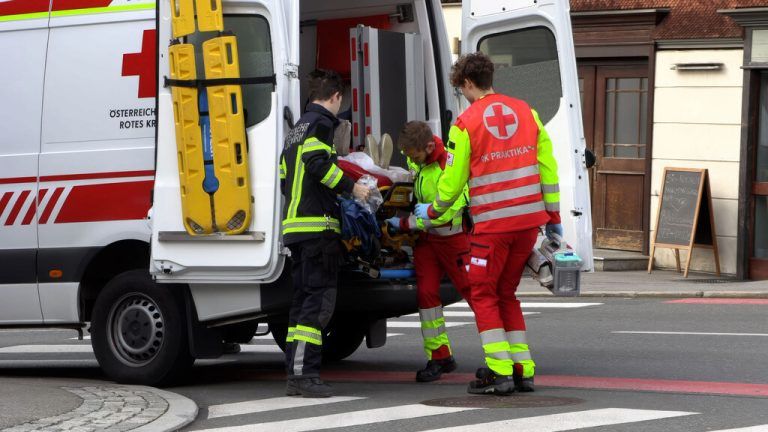 Rettungskräfte im Einsatz: Die Unfallbilanz des KFV zeigt in Vorarl­berg eine Steigerung von drei Prozent.⇒ms