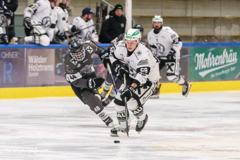 Ricards Purins, (r.), hier im Derby gegen den EC Dornbirn, avancierte in der Viertelfinalpartie gegen den Wiener Eislauf-Verein zum Mann des Spiels. ⇒Stiplovsek