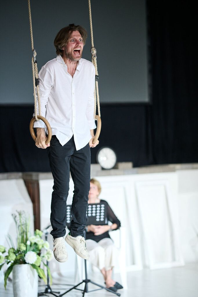 Schauspieler Andreas Jähnert zeigt Körpereinsatz. ⇒Hagen