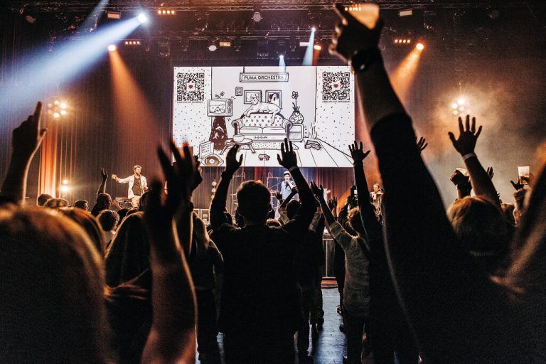 Sieben Musiker, drei Länder, ein Sound – das Puma Orchestra steht für Groove, Brass und pure Tanzenergie.⇒frederick sams