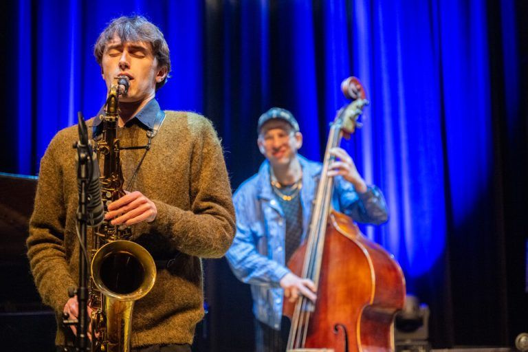 Simon Comté (Tenorsaxofon) und Kontrabassist Nils Kugelmann begeistern mit virtuosem Spiel. ⇒furxer