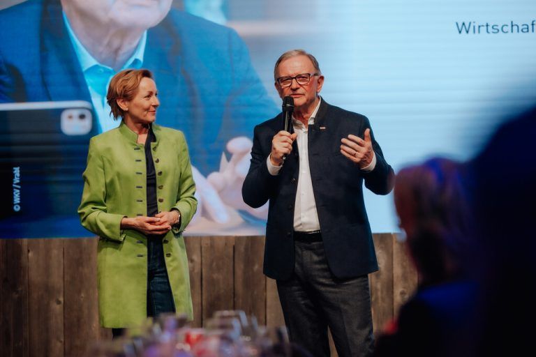 Sportlandesrätin Martina Rüscher und Wirtschaftskammer-Präsident Karlheinz Kopf beim „Vorarlberg Abend“ in Cortina. ⇒michael meindl