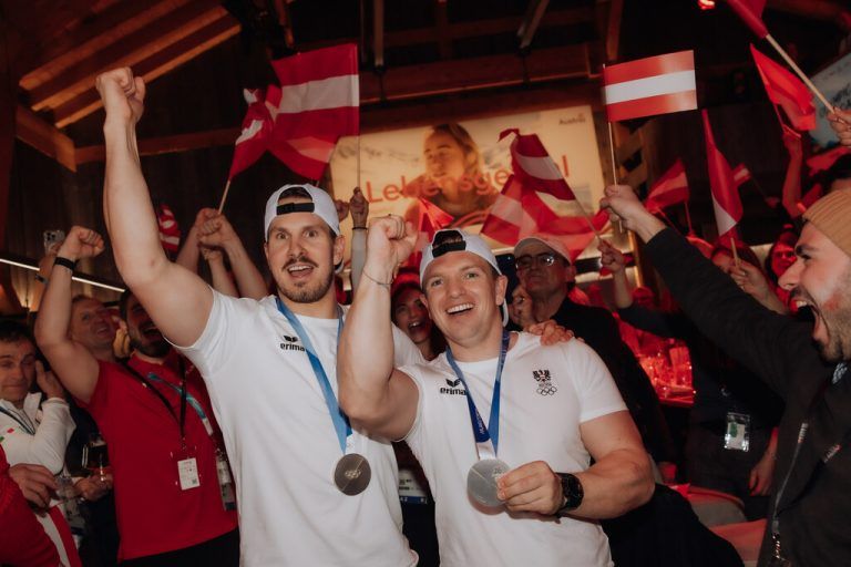 Thomas Steu und Wolfgang Kindl feiern ihr Silber im Doppelsitzer. GEPA