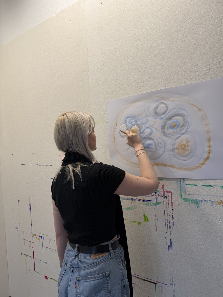 Zwanglos und gleichzeitig bewusst zu malen, ohne sich dabei auf das Ergebnis zu konzentrieren. ⇒