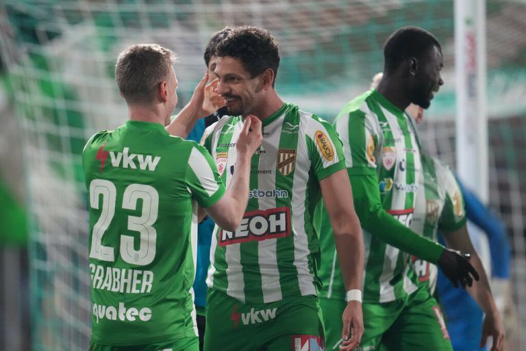 Zwei Torschützen unter sich: Pius Grabher (l.) gratuliert William Rodrigues zu dessen Führungstreffer, den er in der 53. Spielminute per Elfmeter erzielte. Grabher sorgte in der Nachspielzeit für den 2:1-Siegtreffer für die Austria.⇒GEPA