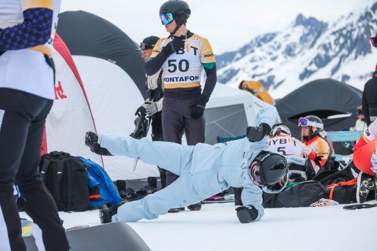 9.22 Uhr: Die Boarder bei ihren letzten Vorbereitungen für die anstehende Qualifikation. Die einen wärmen sich auf, die anderen checken das Material. Alles läuft ruhig ab, es bleiben noch fast 45 Minuten Zeit.⇒Philipp Steurer (5)