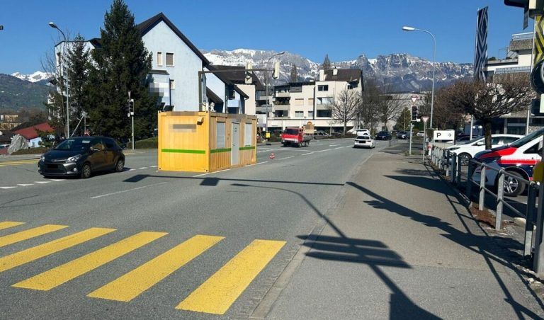 Am Container entstand Sachschaden.⇒landespolizei liechtenstein