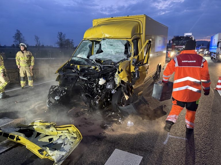 Am Kleinlaster entstand Totalschaden. ⇒vol.at/vlach