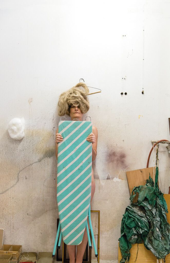 „Am liebsten trage ich ein Bügelbrett“ (2018) von und mit Christine Lederer.⇒Mosman