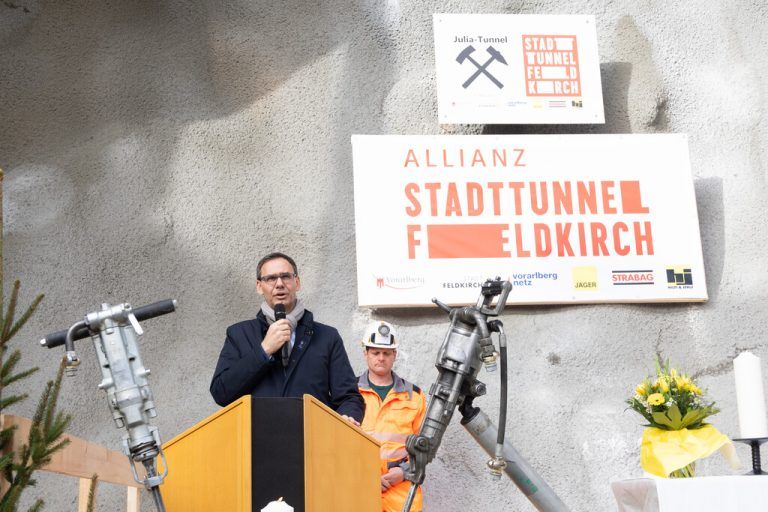 Auch Eventswie den kürzlich offiziell gefeierten Tunnelanschlag im Beisein der regionalen Politprominenz werden zum Teil von Agenturen vorbereitet und organisiert.Hartinger