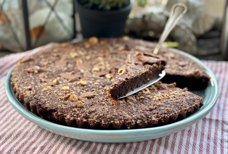 Außen zart gebacken, innen unglaublich saftig – dieser Schokokuchen ist pures Glück für alle, die es richtig schokoladig lieben. ⇒Ulrike Hagen