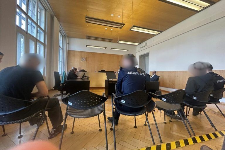 Beide Angeklagten wurden aus der U-Haft vorgeführt. Der 14-Jährige (r.) durfte die Justizanstalt nach der Verhandlung verlassen. ⇒NEUE