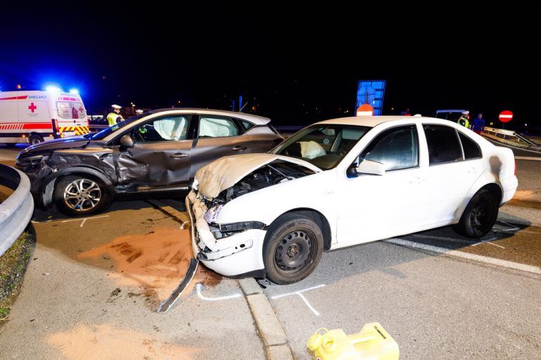 Beide Pkw mussten vom ÖAMTC abgeschleppt werden. ⇒Hofmeister