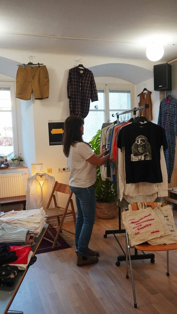 Beim Kleidertausch können bis zu fünf Kleidungsstücke mitgebracht und anschließend mitgenommen werden.⇒Junge Kirche/Corinna Peter