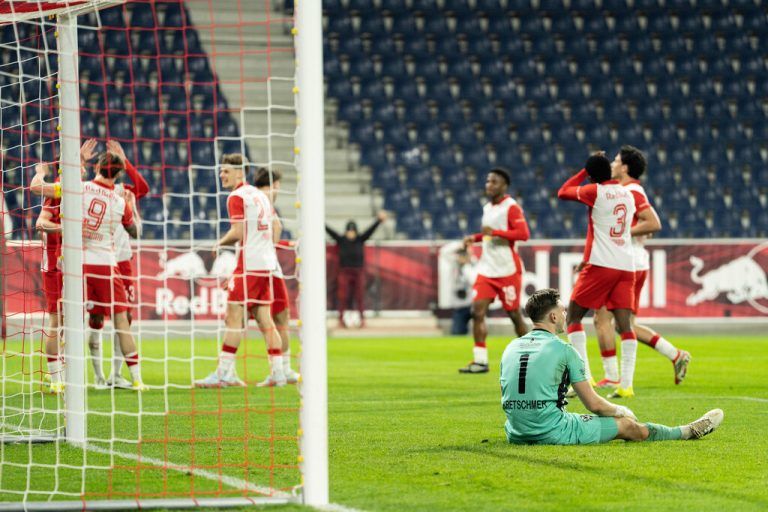 Bregenz-Goalie Kilian Kretschmer musste gegen Liefering vier Mal hinter sich greifen.GEPA (2)