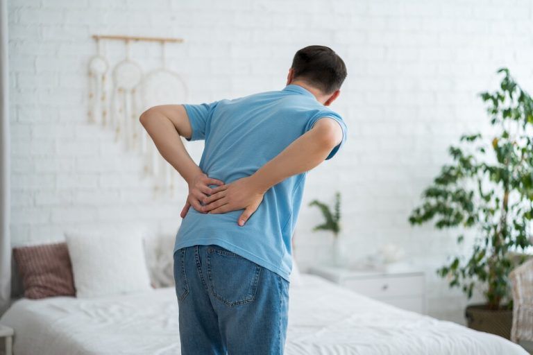 Chronische Rückenschmerzen sind weit verbreitet. ⇒Shutterstock