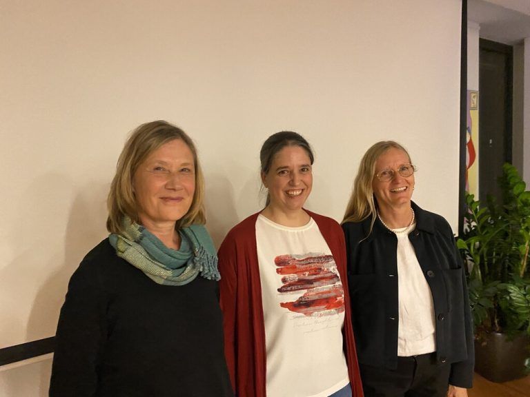Claudia Salzgeber, Sibylle Zotter und Edda Haberlandt vom aks referierten in Götzis zum Thema Autismusspektrumsstörungen und stießen auf großes Interesse, vor allem bei Pädagoginnen. ⇒Bereuter