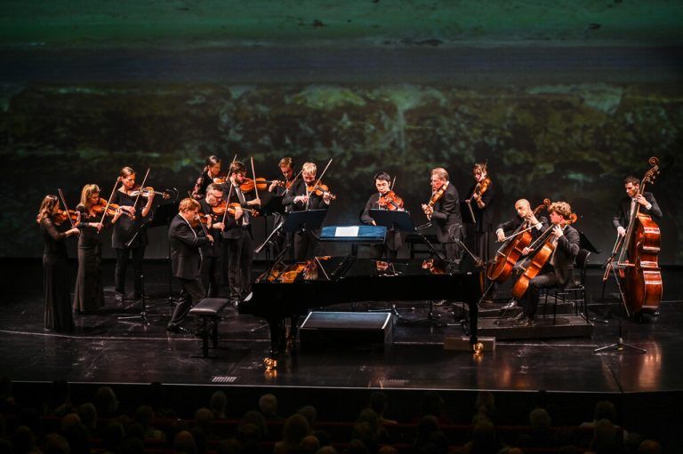 Das Kammerorchester des Bayerischen Rundfunks unter der Leitung von Konzertmeister Radoslaw Szulc begleitete Hélène Grimaud. ⇒Udo Mittelberger (3)