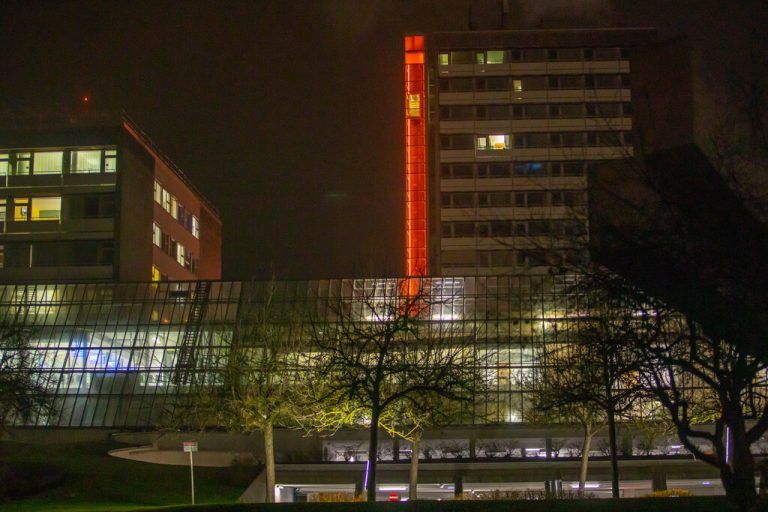 Das LKH Feldkirch bei „Orange the World“. Hartinger